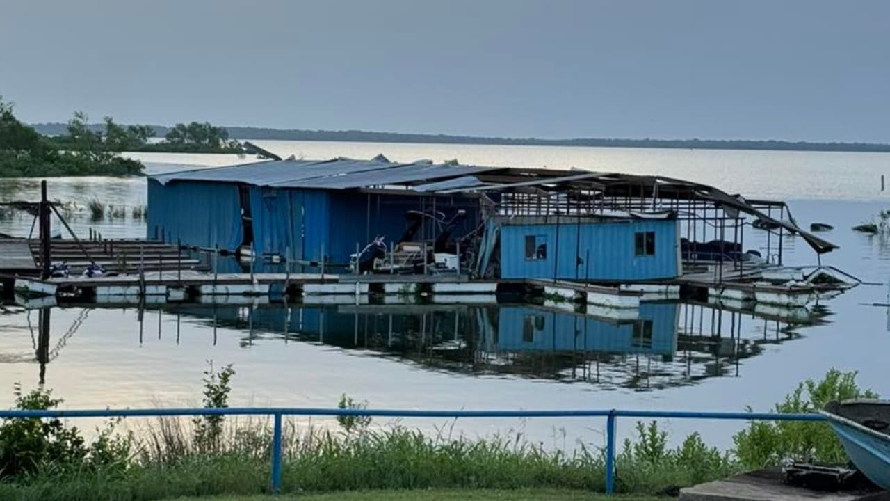 Hasta el momento, las autoridades no han reportado personas heridas en esta zona, aunque 
<b>las devastadoras tormentas cobraron la vida de <a href="https://www.univision.com/local/dallas-kuvn/cinco-muertos-heridas-texas-tormentas-severas?1234567" target="_blank">al menos siete personas en otras áreas del norte de Texas</a></b> durante la noche del sábado y la madrugada del domingo.