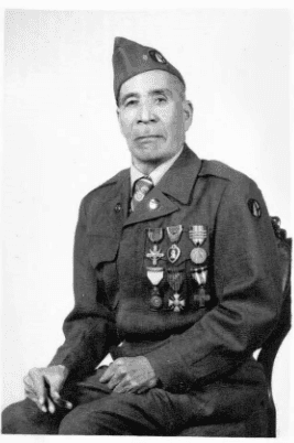 Marcelino Serna luchó por Estados Unidos en la Primera Guerra Mundial, siendo un inmigrante mexicano y falleció en 1992 sin haber recibido la medalla de honor, el máximo reconocimiento para un militar. Marcelino Serna nació en la ciudad de Chihuahua el 26 de Abril del 1896. En 1916, cuando tenía 20 años, Serna decidió ingresar a Estados Unidos cruzando el Río Grande y dirigiéndose a El Paso, Texas, en busca de un trabajo y una mejor forma de vida. 
<br>
<br>Serna no hablaba inglés y solo pudo encontrar trabajos mal pagados. Pronto se encontró trabajando en un campo de remolacha azucarera en Denver, Colorado.