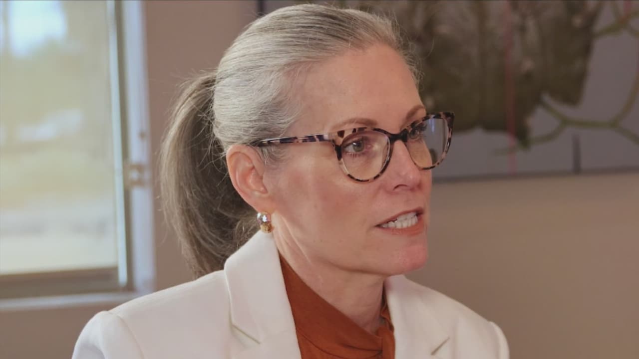 Katie Hobbs defiende sus medidas para hacerle frente al aumento en el costo de vida