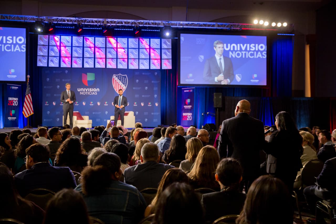 O'Rouke dijo que los inmigrantes que son deportados después de redadas masivas no representan un peligro y su expulsión solo deja "una mancha" en el país. Aseguró que no permitirá "criminalizar a quienes buscan refugio o asilo" (...) necesitamos tratar a cada persona con el respeto y dignidad humana", agregó en español.