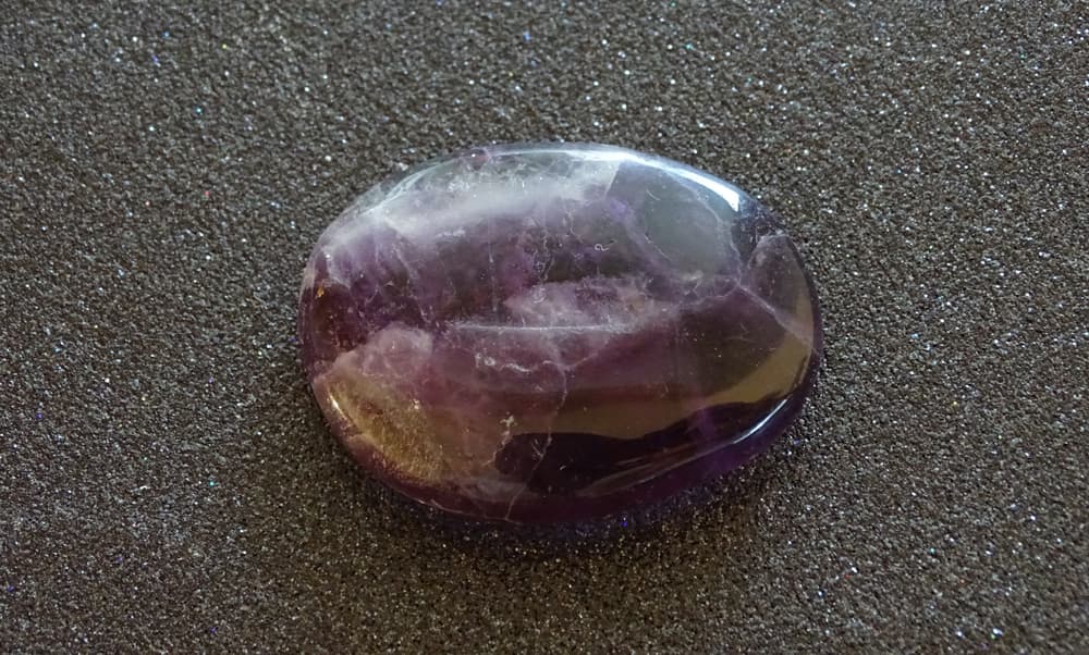 Una última curiosidad de la fluorita es que se supone que ayuda a regenerar la piel muy rápido, por lo que hay quienes acostumbran poner una piedra en su crema para la cara o cuerpo y así recibir estos beneficios para tener una piel más fina y cuidada.