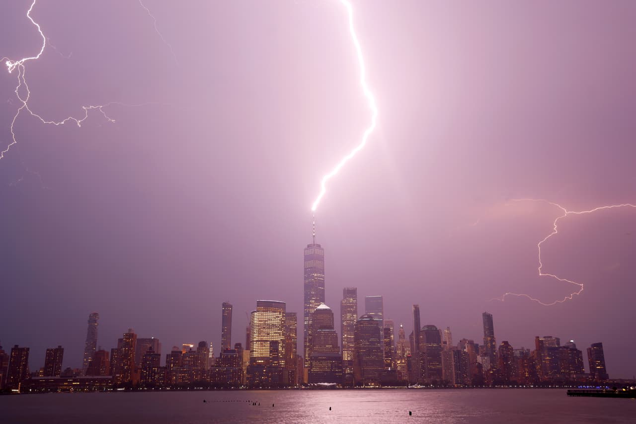 Rayos y relámpagos cayeron sobre la ciudad de Nueva York el martes, mientras una poderosa tormenta eléctrica afectó el área. 
<br>
<br>En la foto, un rayo sobre el One World Trade Center, en Manhattan.