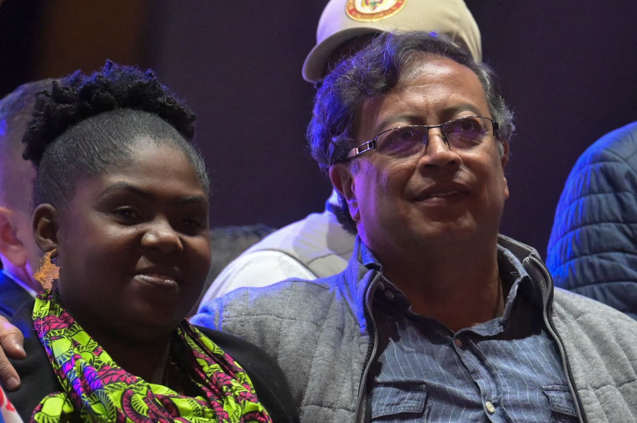 Petro junto a la candidata a la vicepresidencia por la coalición Pacto Histórico, Francia Márquez (izquierda), en su mitin de clausura de campaña. La actual campaña es su último intento por conquistar la presidencia que le ha sido esquiva dos veces. Las encuestas lo dan como favorito, aunque con el pasar de las semanas
<b>el candidato de derecha Federico Gutiérrez ha recortado diferencia.</b>