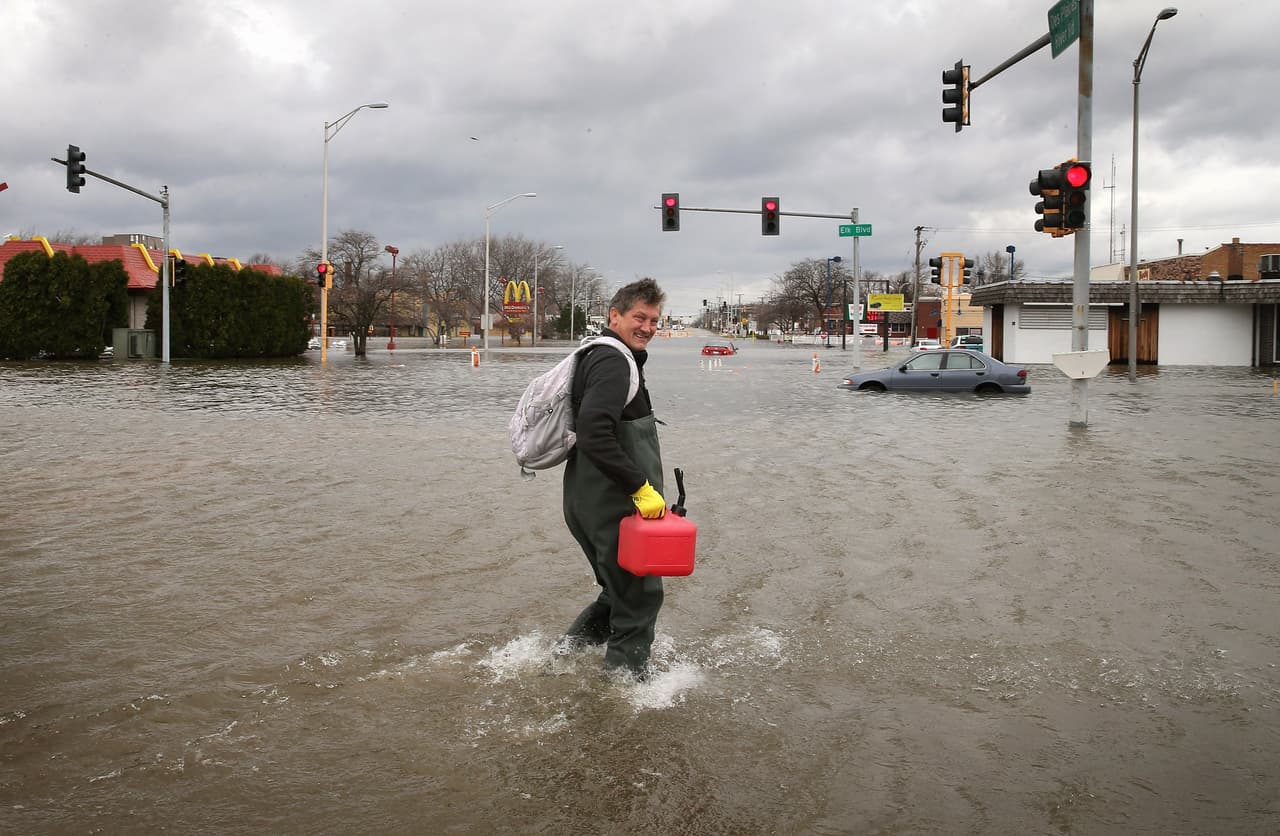 <b>Illinois y clima severo </b>(del 16 al 19 de abril del 2013). El norte y el centro del estado, incluyendo el área metropolitana de Chicago, sufrieron inundaciones que batieron récords. 
<b>Cuatro personas fallecieron</b>. En la imagen, un residente del suburbio Des Plaines retorna a casa en medio de las aguas desbordadas del río Des Plaines. 
<b>Costo estimado del desastre: 1,200 millones de dólares. </b>