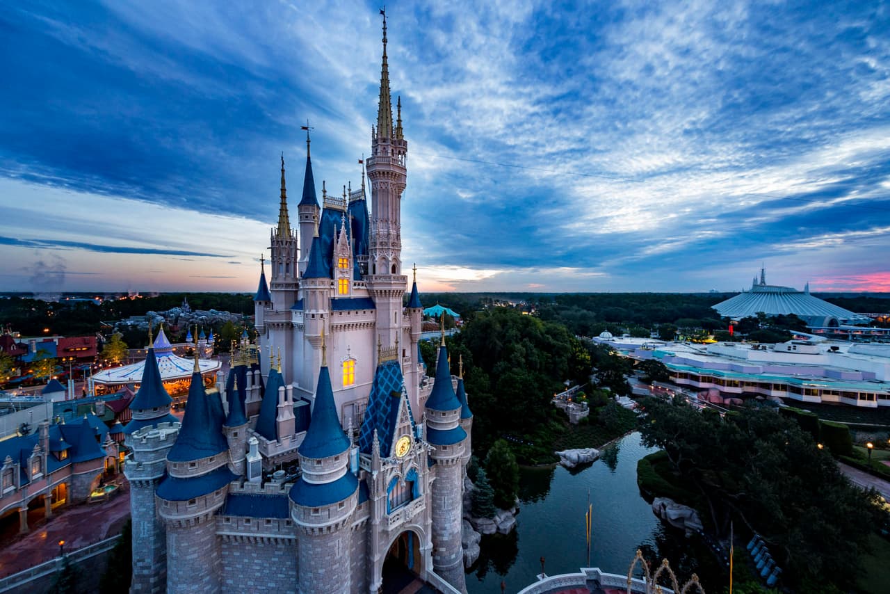 Durante estas cinco décadas, además del Magic Kingdome Disney World abrió otros tres parques temáticos, más de veinte hoteles y y una nómina de 77,000 empleados.
<br>
<br>La toma aérea muestra el castillo de La Cenicienta en primer plano y otras instalaciones de Walt Disney World en Florida.