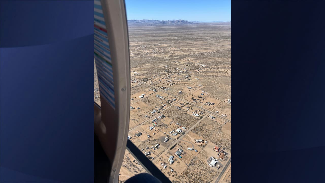 Una vez ubicados los lesionados, pudieron ser revisados en el lugar para después ser transportados a una pista de aterrizaje cercana, desde donde fueron
<b>llevados a un centro médico</b> para una mejor evaluación.