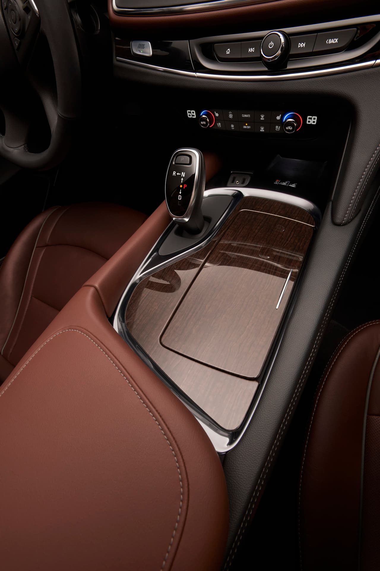 Todas las versiones de la nueva Buick Enclave 2018 está motorizada por un V6 de 3.6 litros que produce 310 caballos de fuerza y 266 lbs.-pie de torque, los cuales son administrados por con una transmisión automática de 9 velocidades muy asertiva proporciona un poder balanceado y suave en cualquier circunstancia.