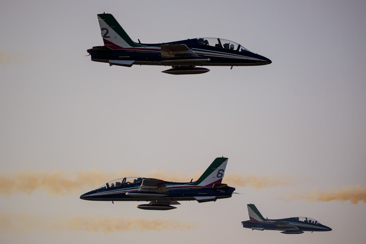 El equipo acrobático Frecce Tricolori de la Fuerza Aérea Italiana realiza una exhibición aérea el primer día del Show Aeronáutico Internacional BIAS, en Bucarest, Rumania, el viernes 28 de agosto de 2026.