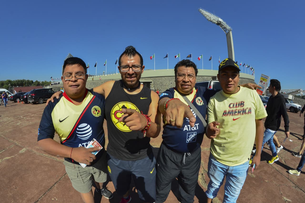 Los fanáticos de Pumas UNAM y América llegaron al estadio de Ciudad Universitaria con su colorido y alegría para una nueva edición del Clásico Capitalino en la Jornada 7 del Clausura 2019 en la Liga MX.