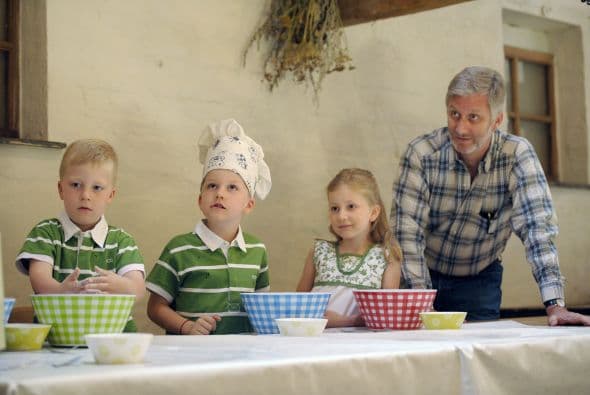 Elisabeth de Bélgica es la heredera al trono de su padre, Felipe, el rey de los Belgas. Tiene 12 años y es la mayor de cuatro hermanos.Además de su formación real, asiste al colegio y toma clases de danza. Sus padres han procurado que su vida pública sea limitada, sin embargo toma su papel ocasionalmente y siempre deja una buena impresión.Comparte mucho tiempo con sus padres y hermanos en actividades muy familiares.