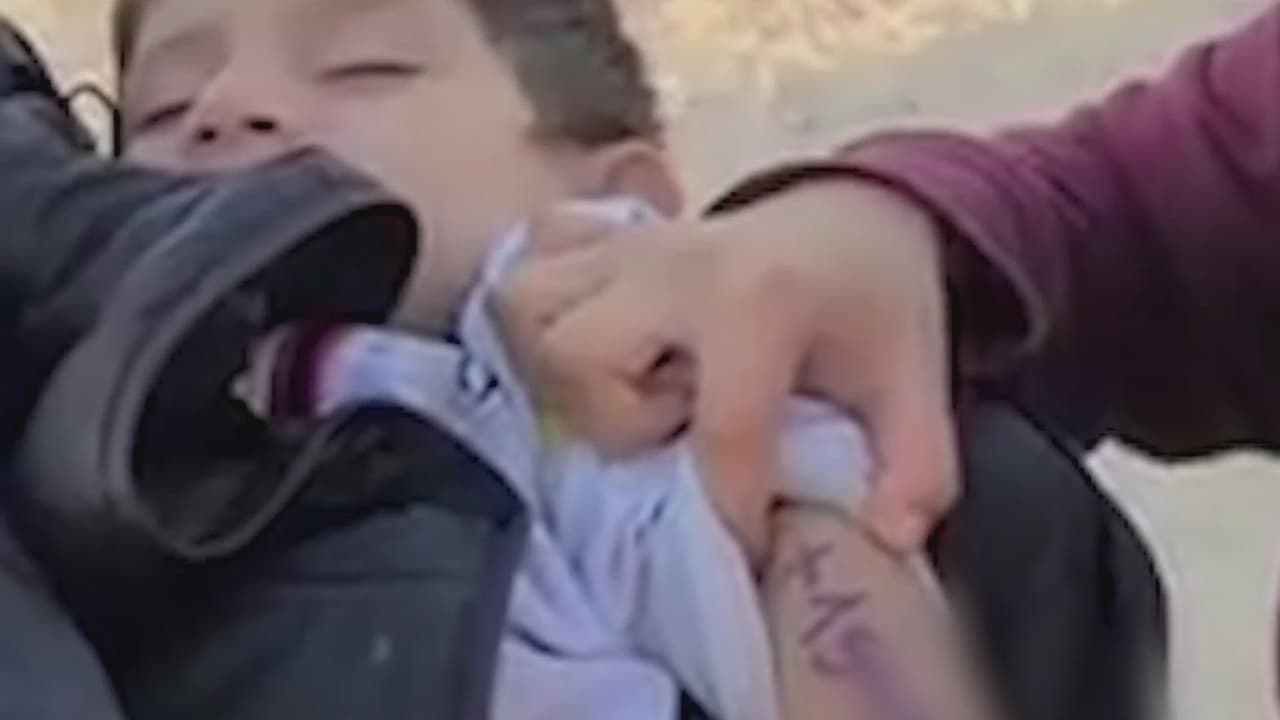 "Tenía un número en el brazo": rescatan a un niño de 5 años que caminaba solo en la frontera