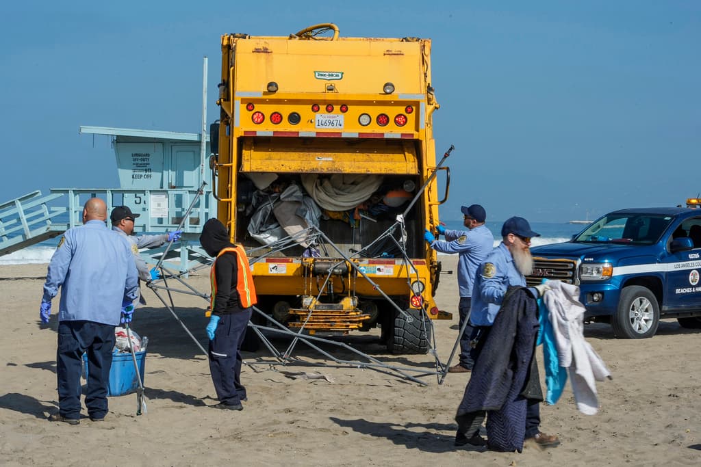 Preliminarmente, los trabajadores del Departamento de Sanidad y Limpieza creen haber intervenido con 
<b>cerca de 50 campamentos</b> en Playa del Rey.