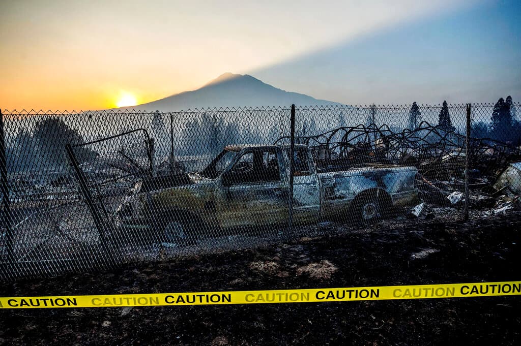 Se ha establecido un refugio para las personas desplazadas por las llamas en el Centro de Bienestar Tribal Karuk (Kahtishraam), el 1403 de Kahtishram en Yreka.