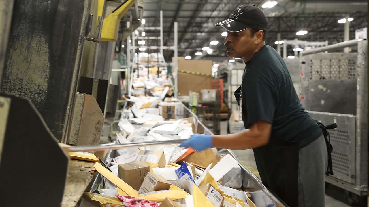 Trabajador del correo pierde un brazo tras accidente laboral