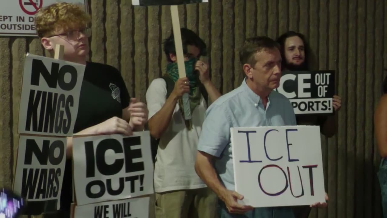 Manifestantes exigen la salida de los agentes de ICE del Aeropuerto Internacional Phoenix Sky Harbor