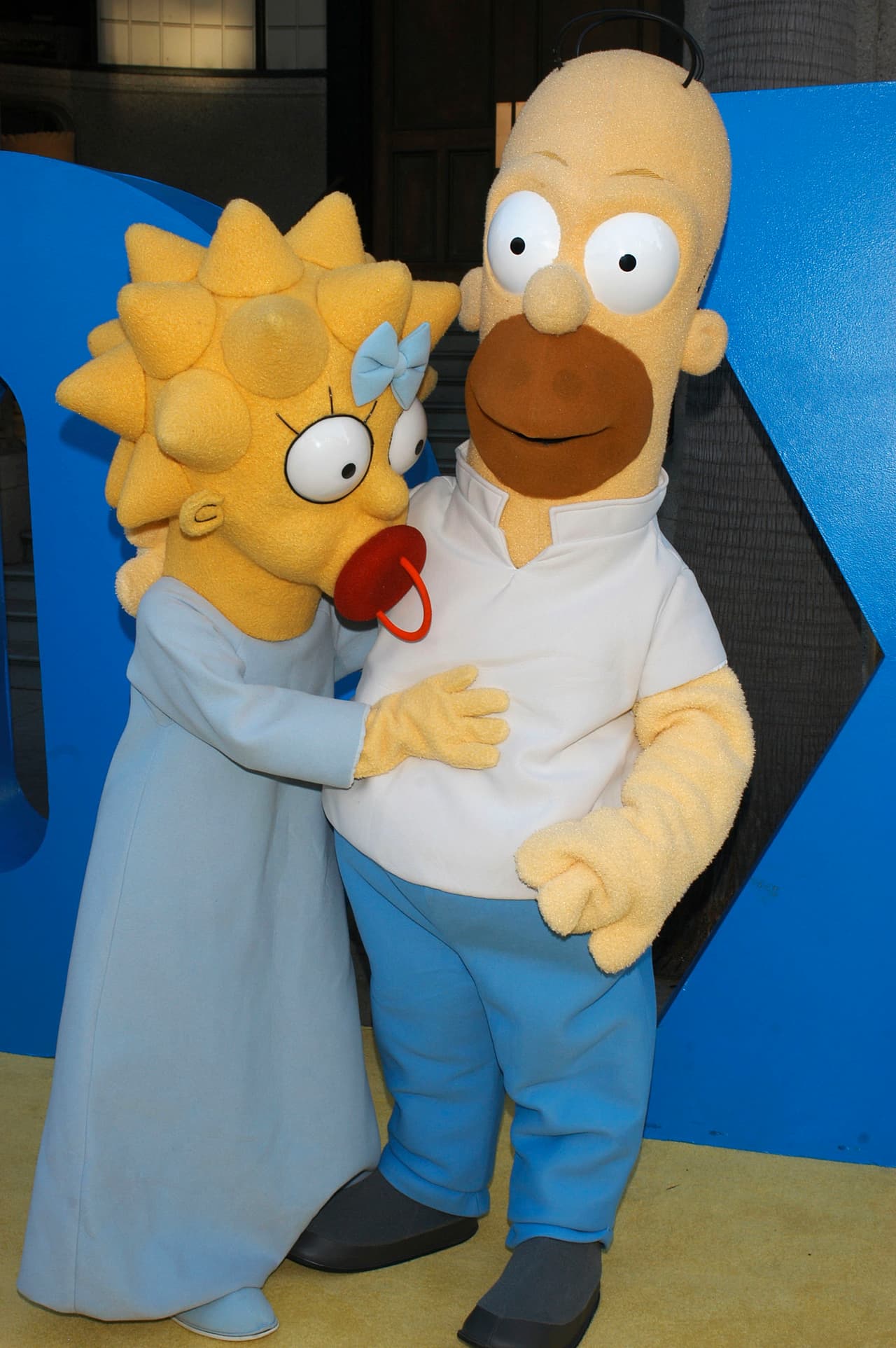 En el episodio 'And Maggie Makes Three' ('Y con Maggie son tres', en Latinoamérica) aparecen Homero y Marge (esta última encinta) en el sofá de la sala, cuando ella le dice que está embarazada de Maggie.
<br>