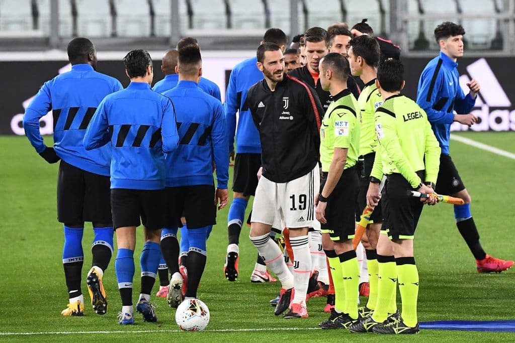 No hubo saludo, al principio del encuentro, entre los equipos, siguiendo el protocolo de concientización y prevención contra el COVID-19.