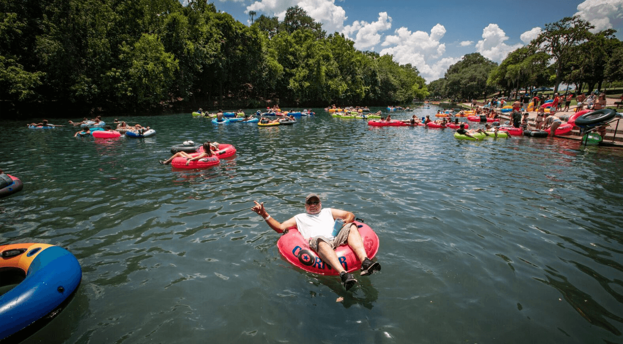 El río Comal está abierto para la recreación y solo cierra durante las horas de crecida o por seguridad pública. 
<br>
<br>Los parques están abiertos todos los días a partir de as 6 a.m. hasta la medianoche.