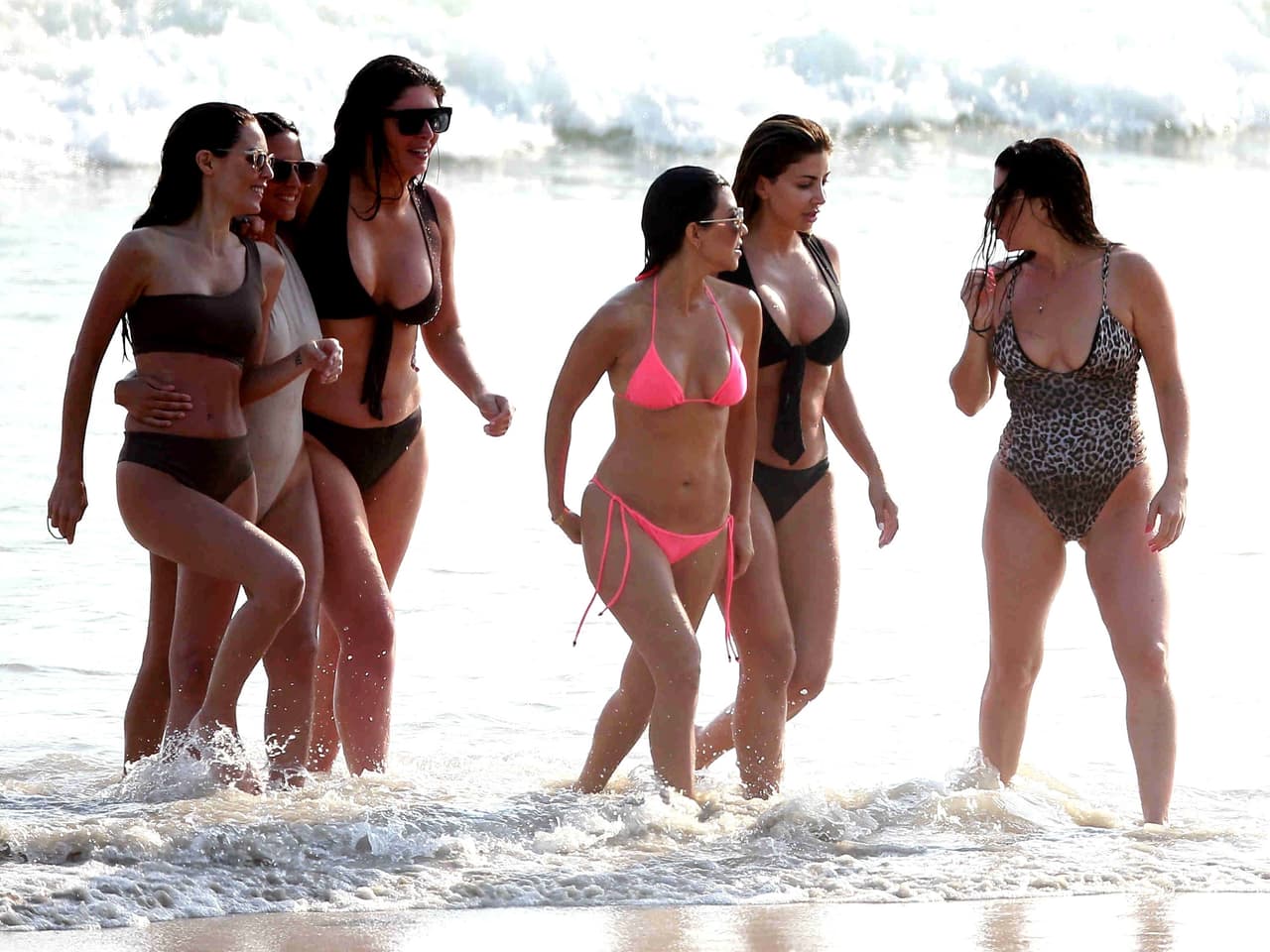 Kim Kardashian pasó el fin de semana del 22 de abril de 2017 en el resort Casa Aramara, en Tulum, México. Allí estuvo en la playa con Stephanie Sheppard, su asistente, mientras tomaba una cerveza. Además, Kourtney Kardashian también estuvo con amigas en el lugar.