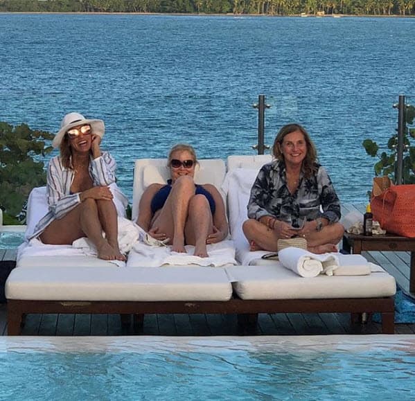 Mientras todos pasan unos días en ese 
<a href="https://www.univision.com/shows/el-gordo-y-la-flaca/desde-su-republica-dominicana-clarissa-molina-estuvo-a-punto-de-llorar-por-las-emotivas-palabras-de-el-gordo-video">paradisíaco lugar</a>, Karina se quedó en Miami.