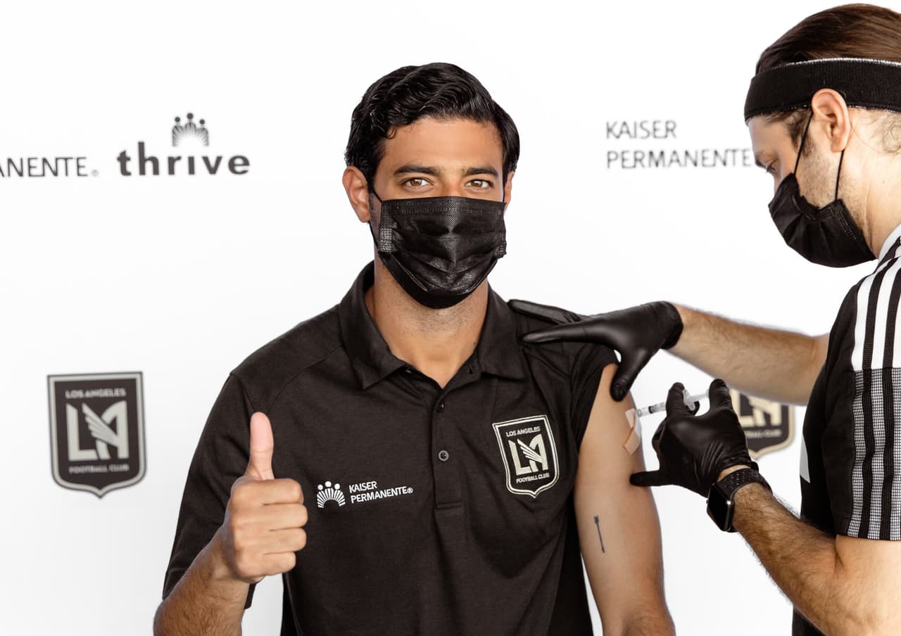 Carlos Vela promueve la vacuna contra Covid-19 al recibir su dosis