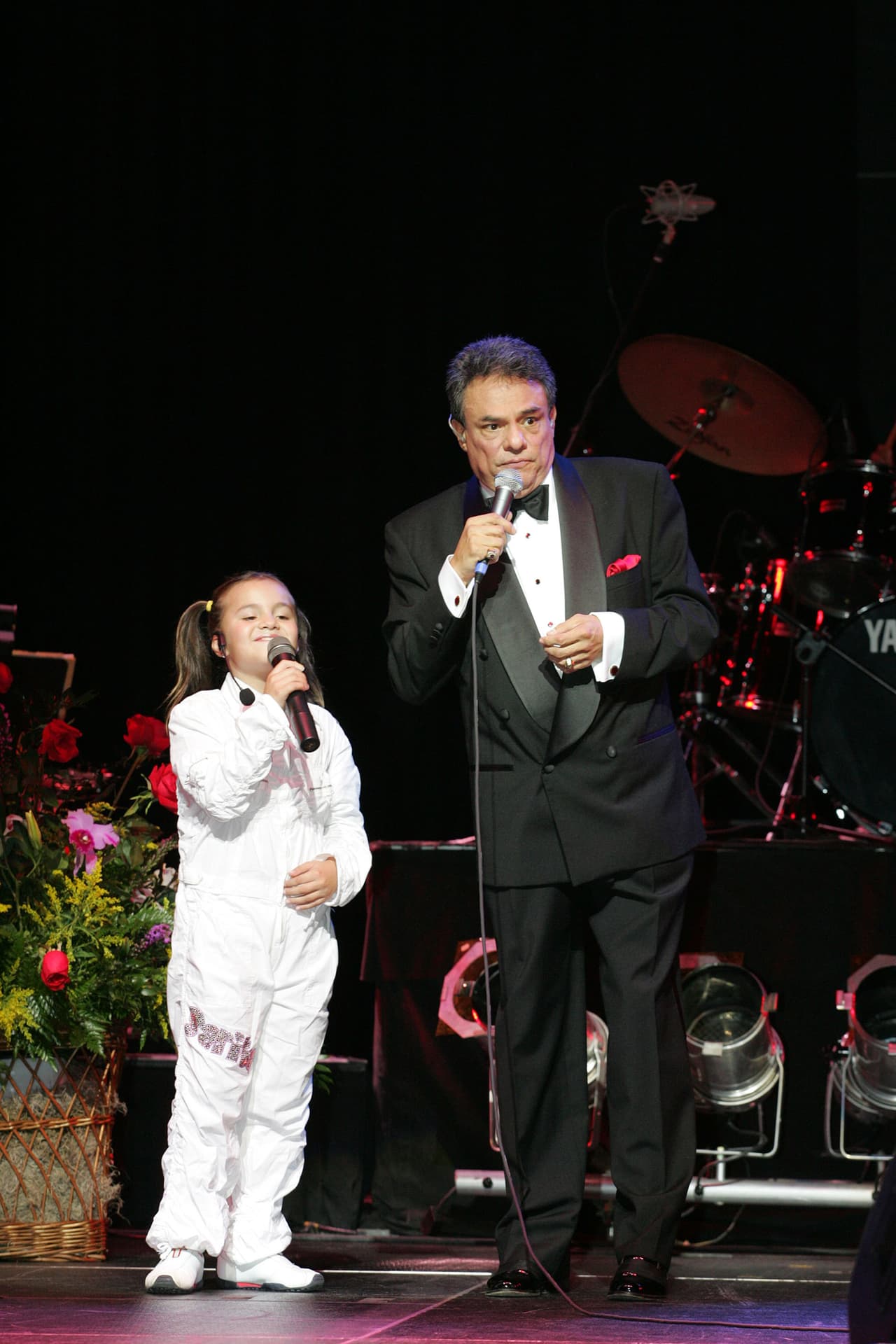 <b><a href="https://www.univision.com/famosos/exasistente-de-jose-jose-podria-demandar-a-sarita-la-hija-del-cantante-por-no-pagarle-su-sueldo-fotos">Sarita</a></b> y él se convirtieron en la sensación de ese año.