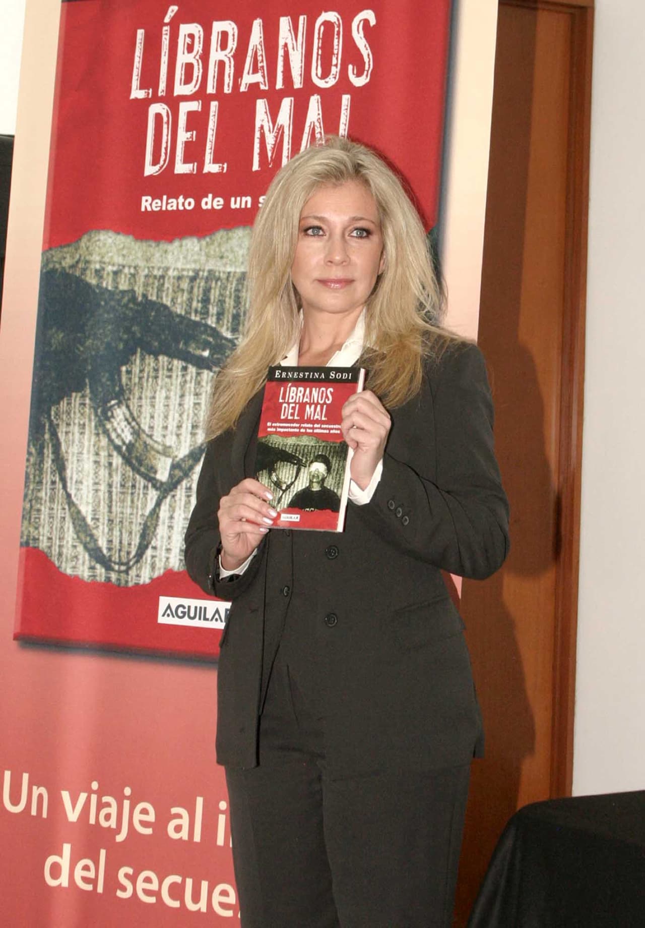 <b>Ernestina</b> escribió el libro 'Líbranos del mal', donde relata todo lo que vivieron en esa pesadilla.