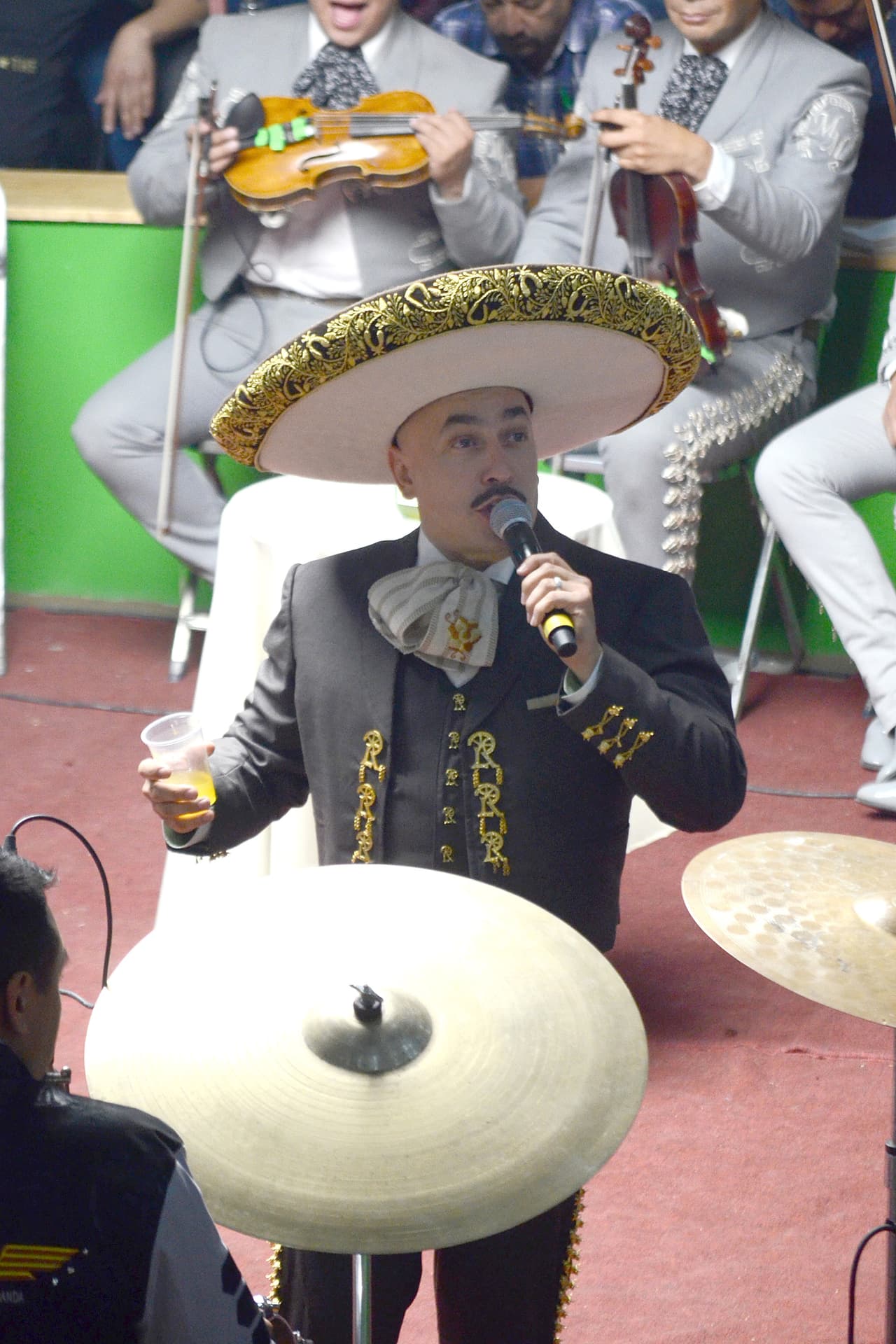 En camino a la Ciudad de México fueron interceptados por un comando. Lupillo logró escapar y regresar al lugar de la presentación.