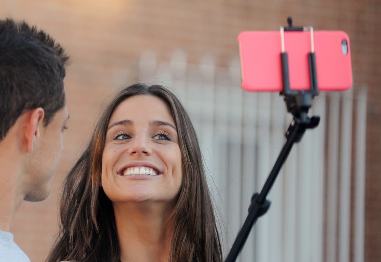 ¡Seguro el jugador de fútbol presumirá todas y cada una de las fotografías que se sacó con su noviecita!