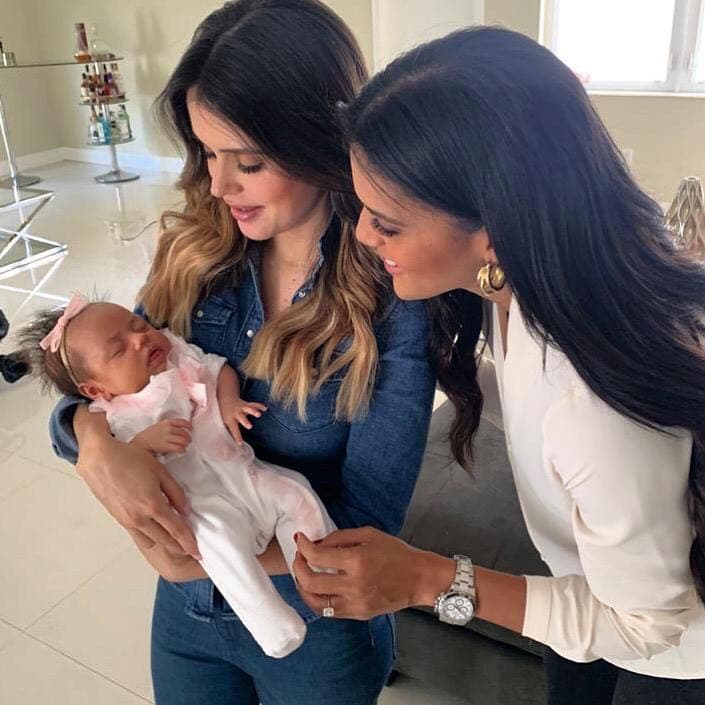 Nuestra presentadora estaba muy emocionada de conocer a Chloé, una bebita muy esperada. "Yo la veo y no puedo creer que la tengo", confesó Carolina Sarassa.