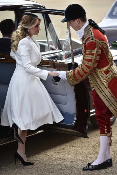 Después de recorrer el famosísimo Mall, bajó de la carroza con ayuda de un soldado real.