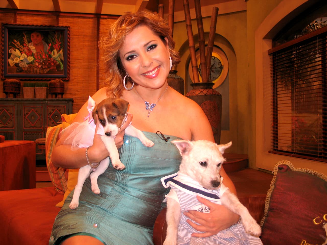 Ana María consintiendo a las mascotas de nuestra casa, Cosita y su bebé Chispita.