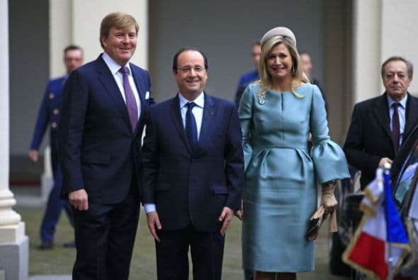 Los reyes junto con el presidente francés Hollande en una reunión en el Palacio Noordeinde durante una visita oficial en La Haya.