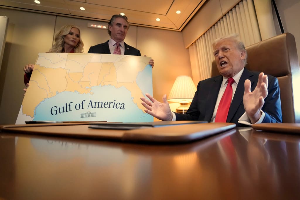 Trump habla a la prensa junto al secretario del Interior, Doug Burgum, y su esposa, tras firmar una proclamación que declaraba el 9 de febrero como el Día del Golfo de América.