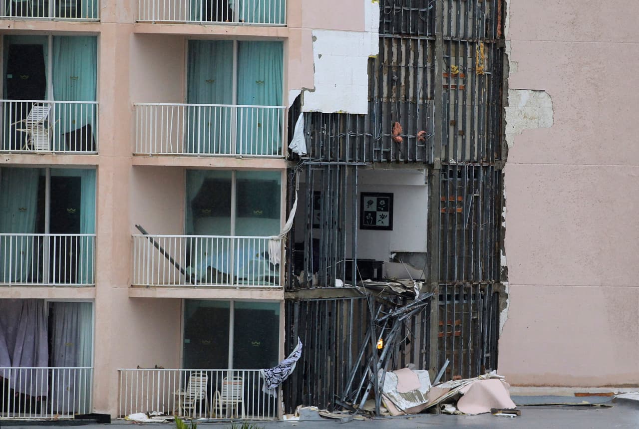 Los cuartos de un Hotel quedaron expuestos, luego del paso del huracán Matthew por Nassau, Bahamas, el 6 de octubre.