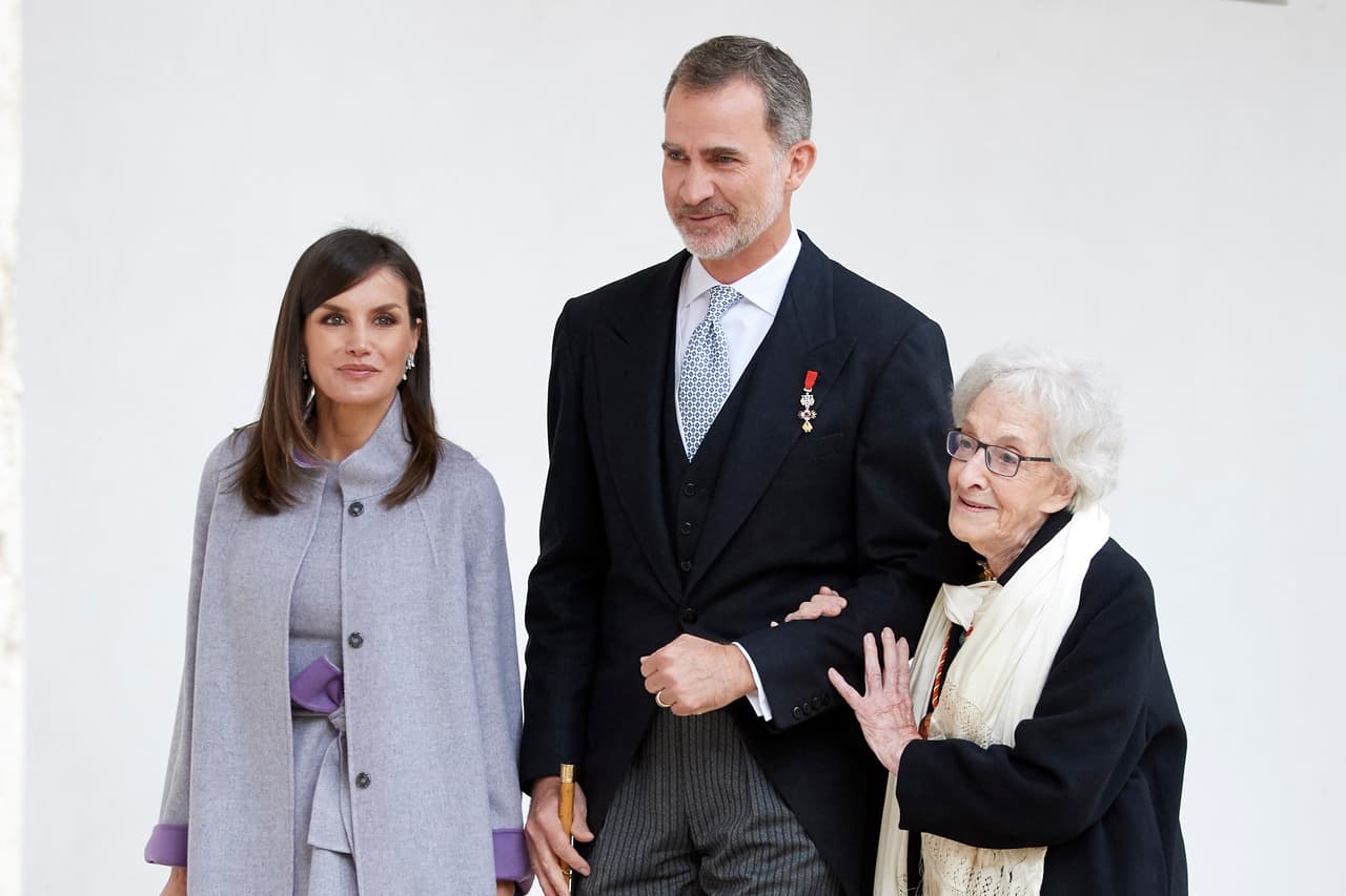La reina Letizia, el rey Felipe VI de España y la escritora uruguaya Ida Vitale el 23 de abril de 2019 durante la ceremonia de entrega del premio Cervantes.