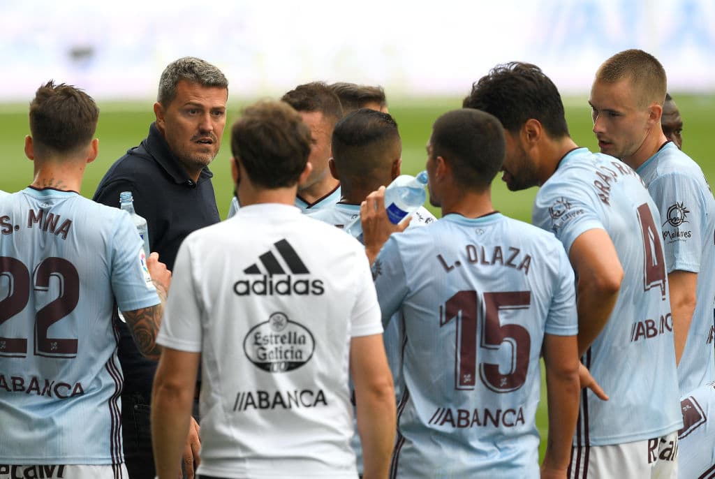 La igual que Javier Calleja, Oscar Garcia tambien aprovecha la hidratación para darles una buena platica a sus jugadores.