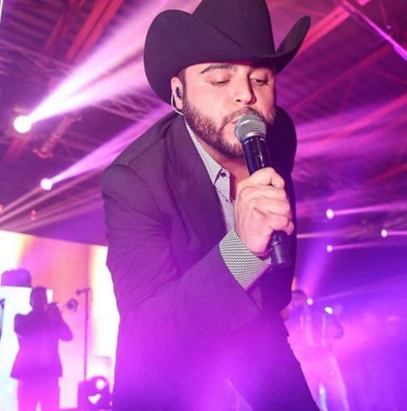 Promueve muchísimo sus fechas de conciertos y graba videos de sus ensayos y colaboraciones.