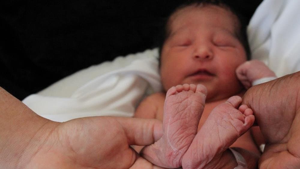 La bebé tenía solo 6 días de nacida cuando fue raptada por una mujer identificada como Yesenia Sesmas, quien esta detenida y acusada de asesinato en primer grado por la muerte de la madre de la pequeña.