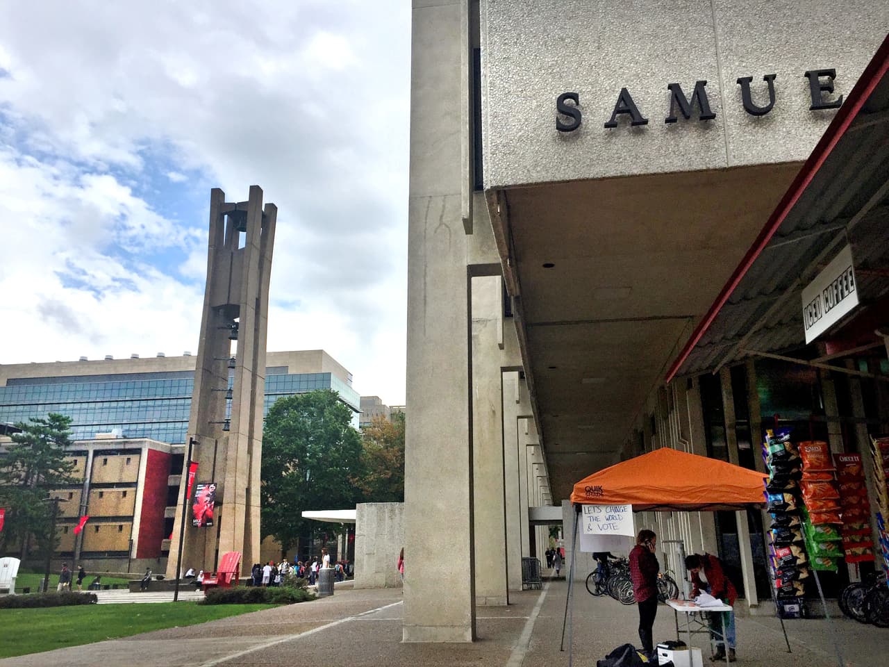 Estudiantes en la Universidad de Temple registrándose para votar.