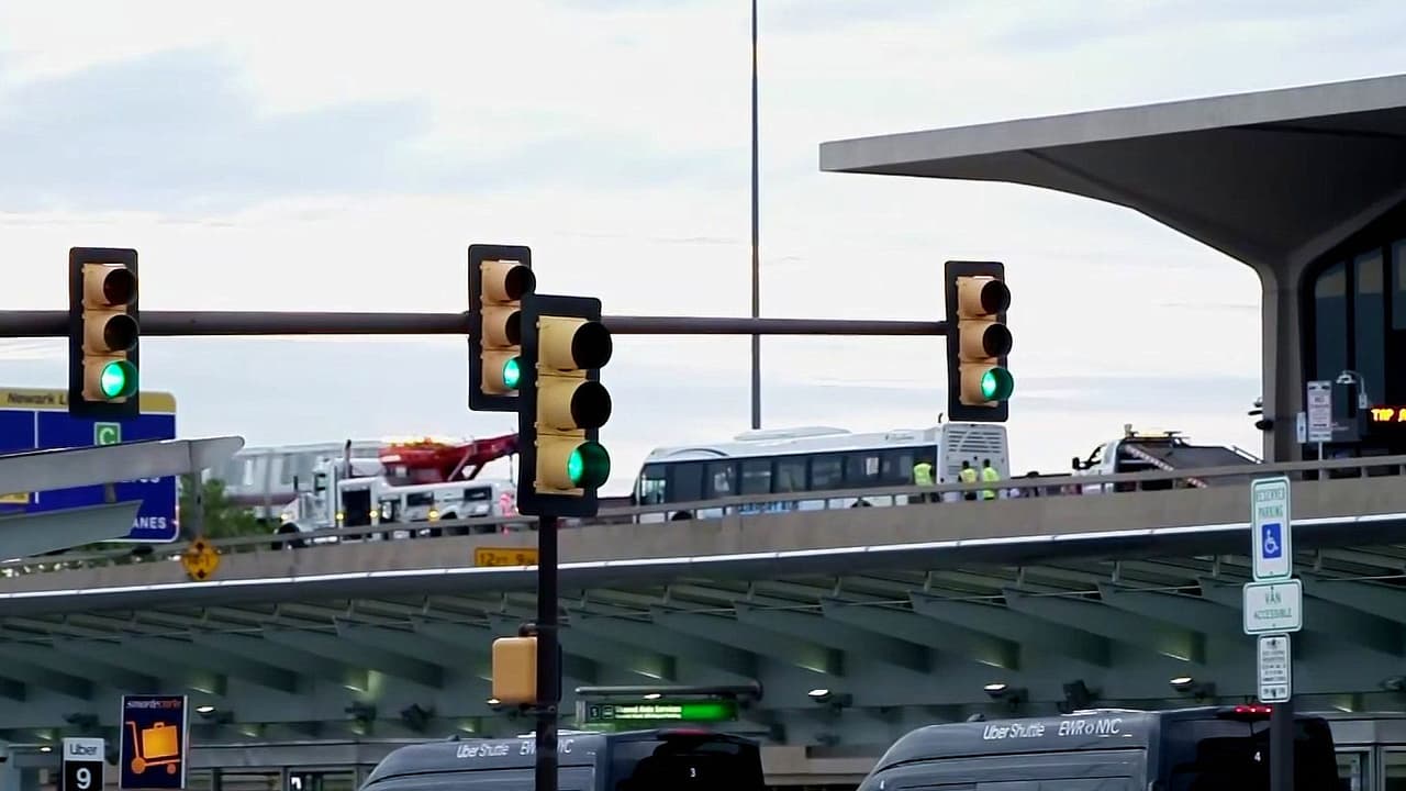 Autobús choca en la Terminal B del Aeropuerto de Newark y deja 13 heridos