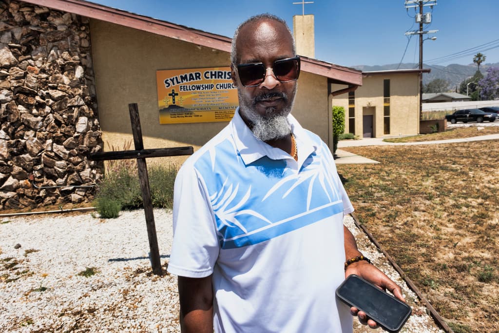 El pastor Pierre Howard, líder de la iglesia Christian Fellowship en Sylmar, quiere que todas las personas sepan que están muy bien. Confía en que el odio no motivó el incendio de tres cruces frente al espacio en el que se congregan hispanos y afroestadounidenses.