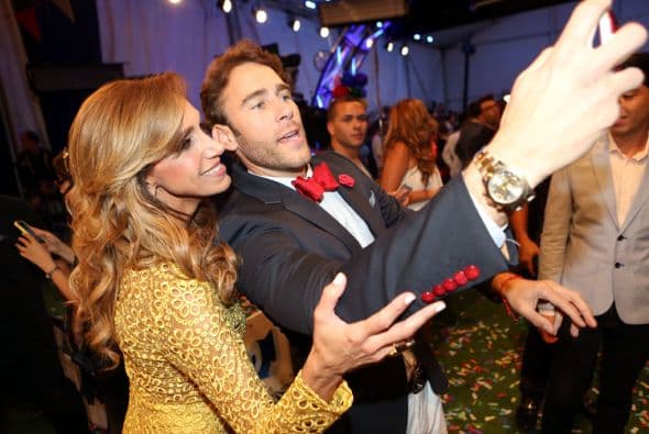 Nuestra querida Lili posó con los más guapos de la noche.