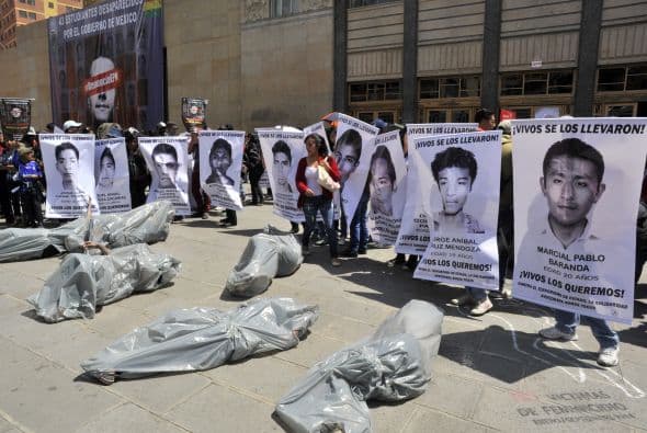 Estudiantes bolivianos hicieron eco de la exigencia de los estudiantes mexicanos.