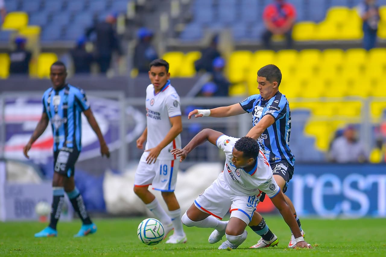 Raúl Gutiérrez arranca su interinato con Cruz Azul derrotanto a los Gallos Blancos pese a sufrir la expulsión del 'Tanque' Morales.