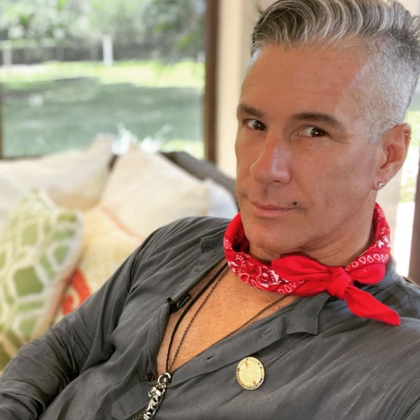 Desde hace un par de años, el actor dejó que el pelo cano inundara su cabellera. No obstante, eso no eclipsa su semblante joven y atlético. 
<br>