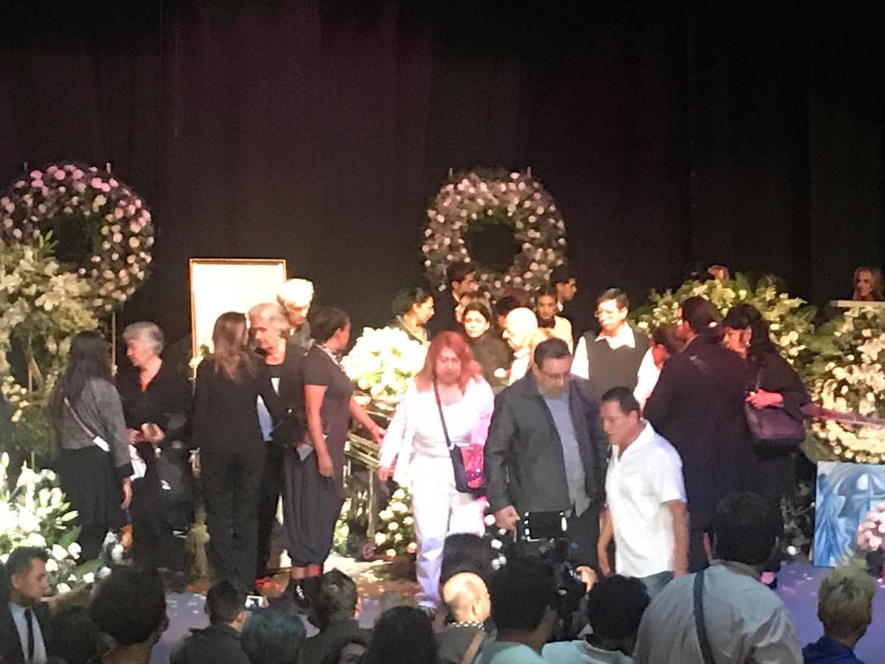 El público hizo una fila para darle el último adiós a Edith González en el escenario. Sus seguidores se veían notablemente afectados. El telón se cerró a las 15:15 horas, hasta qué pasó el último seguidor, su hermano Víctor Manuel González se quedó hasta el final.