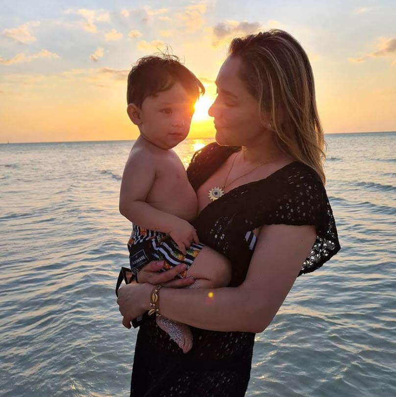 También 
<b>desmintió la gravedad</b> que algunos medios reportaron sobre que la perrita "estuvo a punto de sacarle un ojo". "Tuvo un rasguño que fue revisado por su pediatra".
<br>