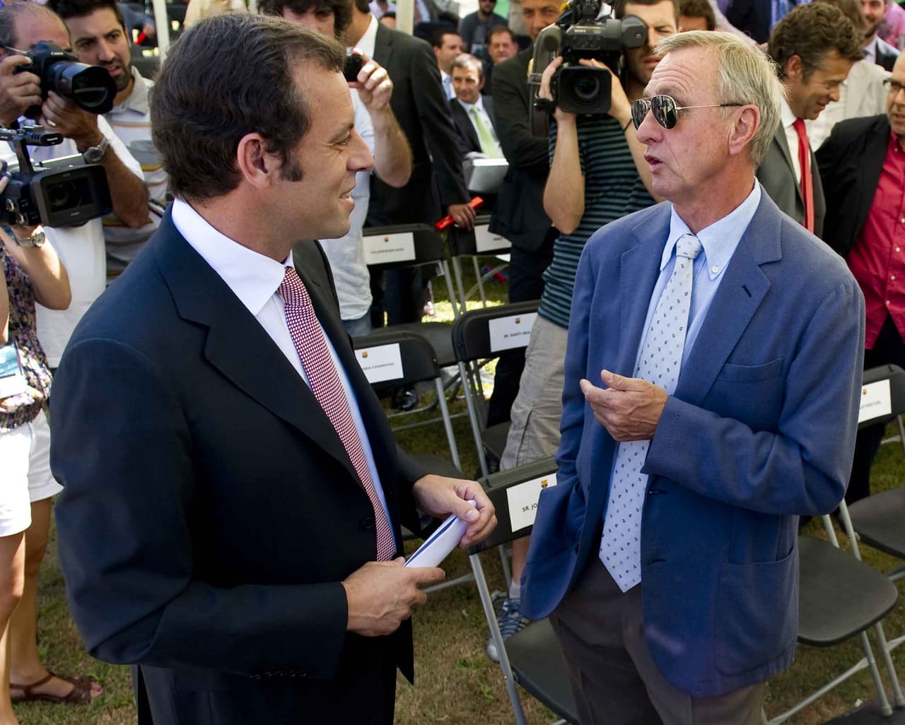 Sin embargo, diferencias entre Cruyff y el próximo presidente del equipo, Sandro Rosell, hicieron que el holandés dejara su nombramiento honorífico con Barcelona.