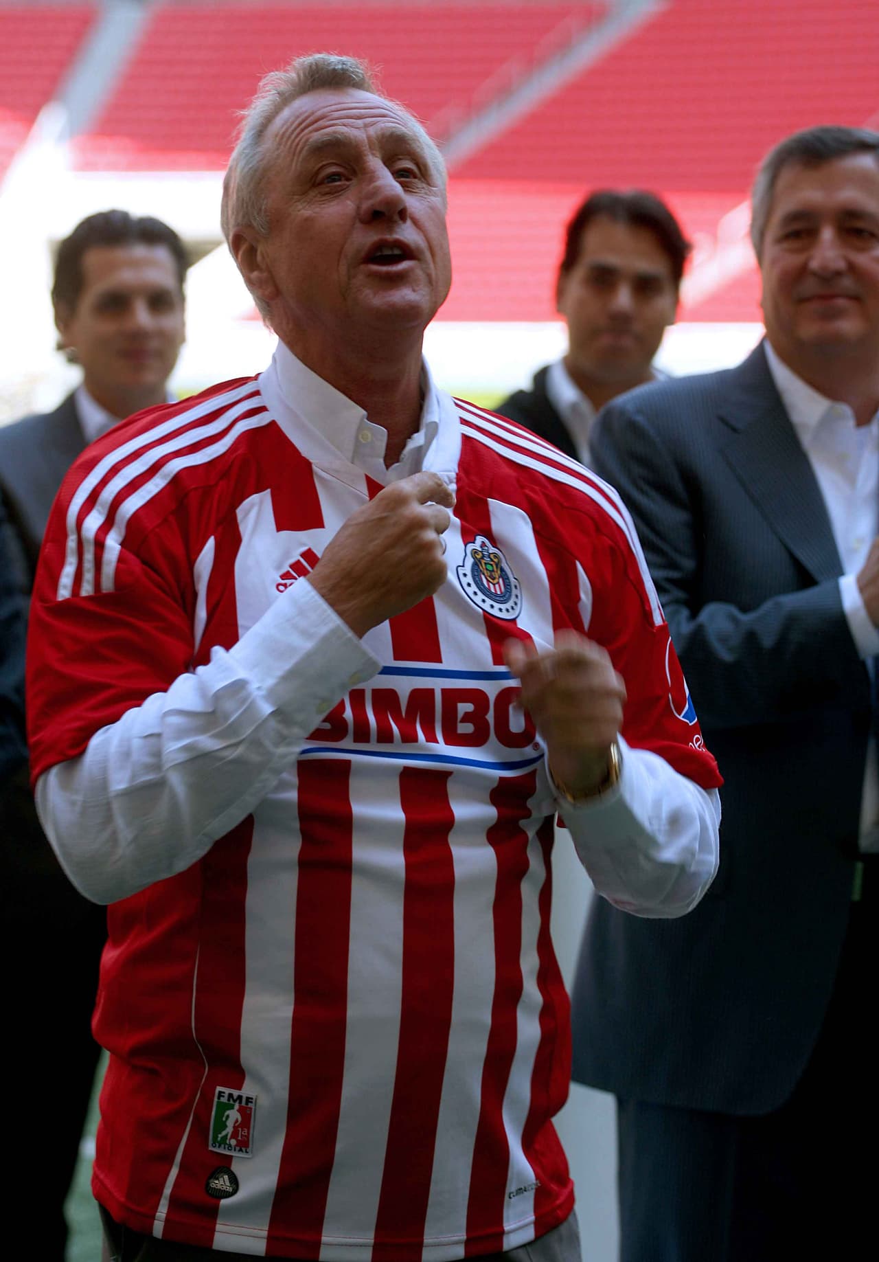 Pero su última aventura en el fútbol profesional y fue en la Liga MX con las Chivas, equipo al que llegó como asesor de Jorge Vergara, quien al parecer le dio gran poder de decisiones.